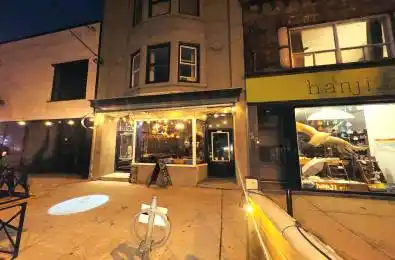 942 Queen Street Toronto C01 Ontario M6J 1G8