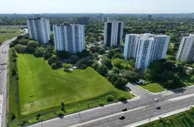 100 Graydon Hall Drive Unit# 1009 Toronto C13 Ontario M3A 3A8